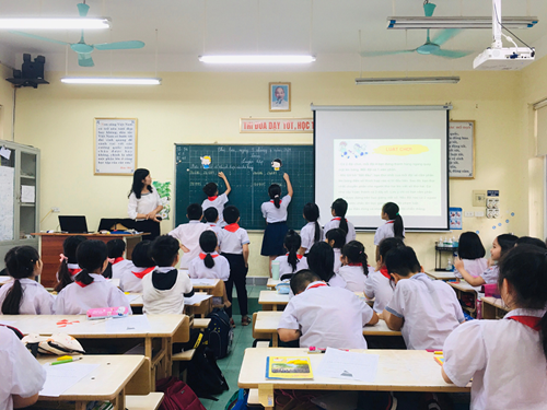 Cô giáo Nguyễn Thị Thanh Huyền và học sinh lớp 3A hào hứng với giờ học Toán “Luyện tập” (trang 148)